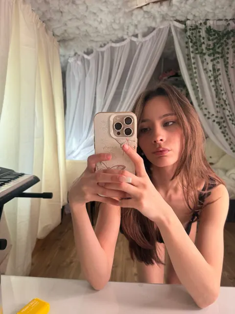 Skinny Brunette Takes Nude Selfies with Her Phone – photo 10 of 21