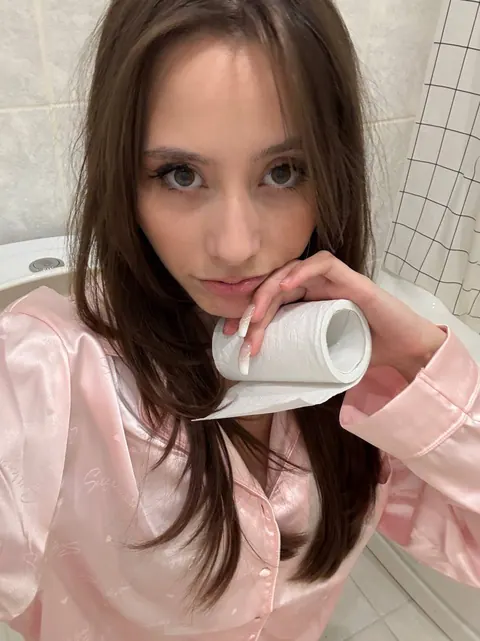 Skinny Brunette Takes Nude Selfies with Her Phone – photo 17 of 21