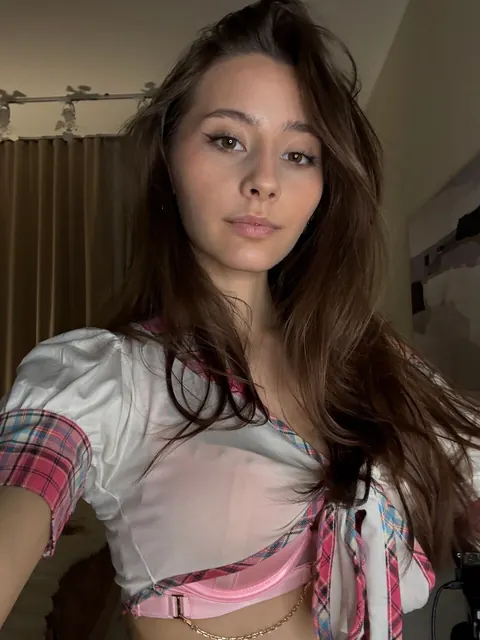 Skinny Brunette Takes Nude Selfies with Her Phone – photo 2 of 21