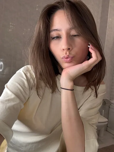 Skinny Brunette Takes Nude Selfies with Her Phone – photo 4 of 21