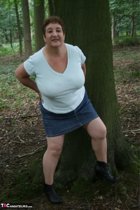 Kinky Carol: Curvy Mature Brunette Bares Her Huge Boobs in the Forest – photo 3 of 16