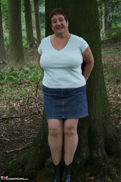 Kinky Carol: Curvy Mature Brunette Bares Her Huge Boobs in the Forest – photo 1 of 16