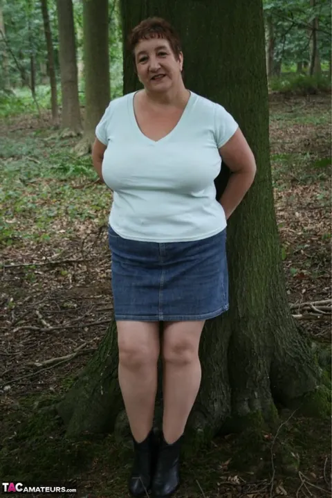 Kinky Carol: Curvy Mature Brunette Bares Her Huge Boobs in the Forest – photo 2 of 16
