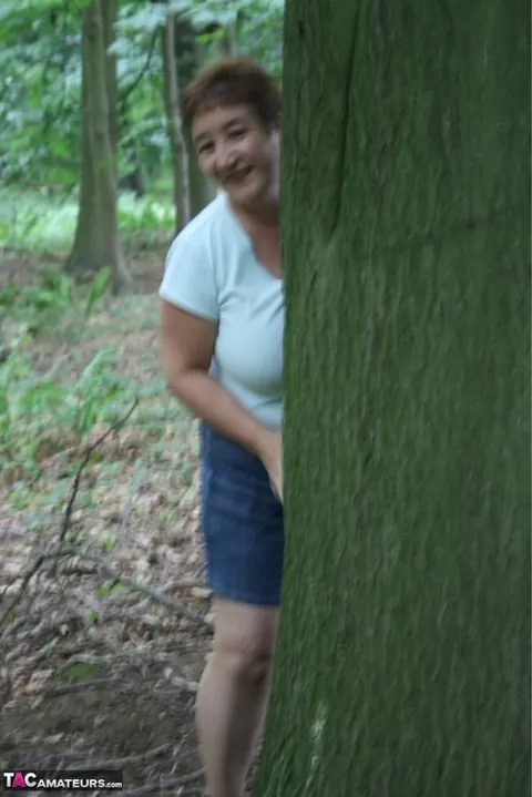 Kinky Carol: Curvy Mature Brunette Bares Her Huge Boobs in the Forest – photo 6 of 16