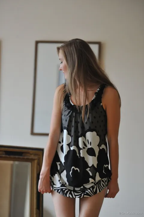 Woman Strips Out of Her Dress in Public – photo 8 of 12