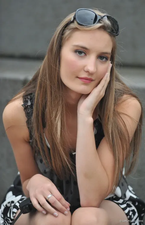 Woman Strips Out of Her Dress in Public – photo 2 of 12