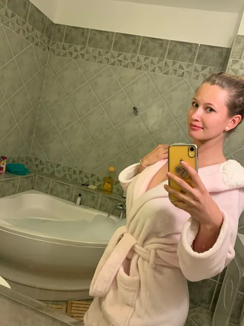 Woman Fucks Outdoors and Takes a Facial – photo 14 of 21