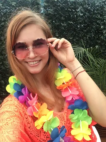 Woman Fucks Outdoors and Takes a Facial