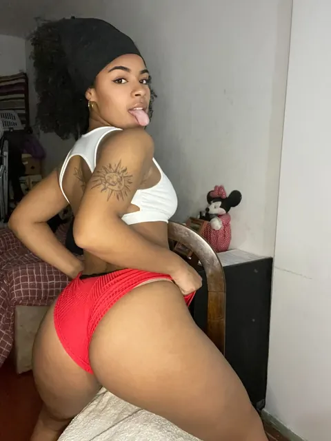 Curvy Ebony Babe with Piercings Poses Nude and Shows Her Big Ass – photo 9 of 21