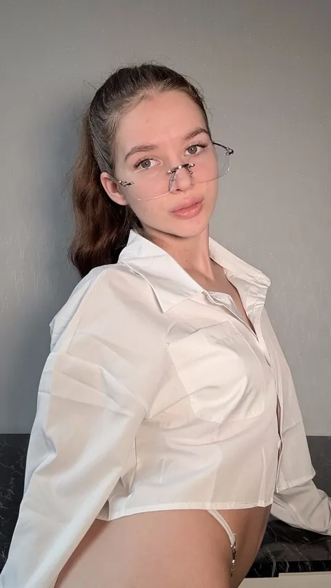BBW in Stockings and Glasses Poses Nude and Shows Her Curves – photo 2 of 10