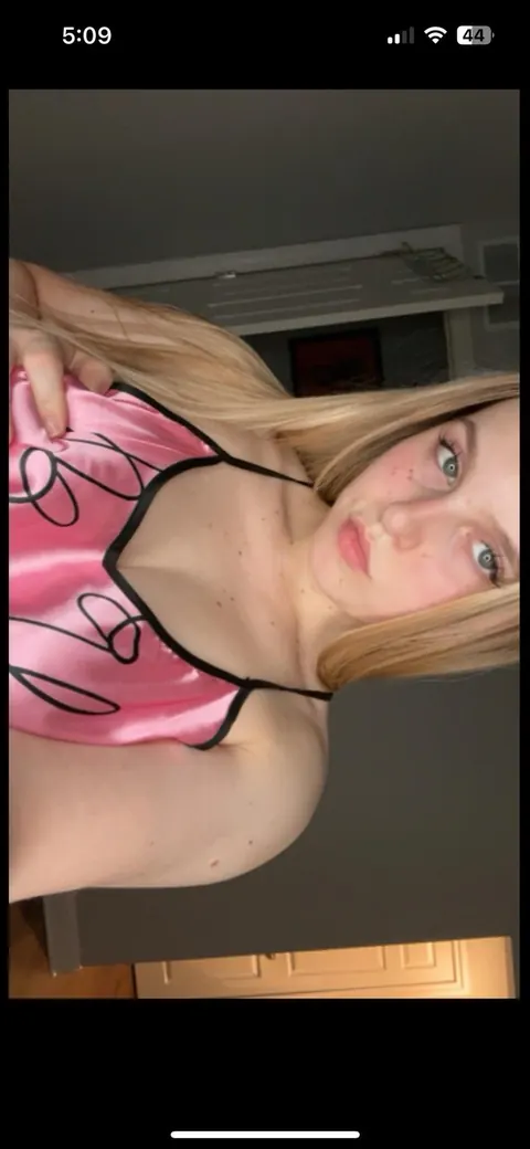 Blonde with Big Tits Undresses and Poses Fully Nude – photo 3 of 10