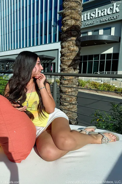 Brunette PAWG Lifts Her Skirt and Flashes Her Ass Outdoors – photo 9 of 15