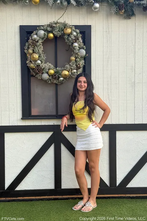 Brunette PAWG Lifts Her Skirt and Flashes Her Ass Outdoors – photo 1 of 15