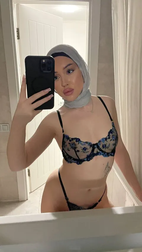 Slim Arab Woman Strips Out of Her Lingerie – photo 7 of 21