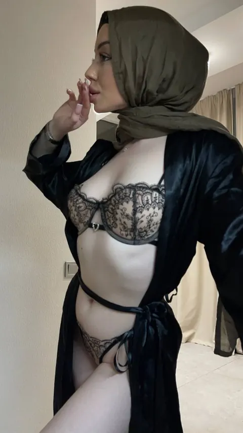 Slim Arab Woman Strips Out of Her Lingerie – photo 2 of 21