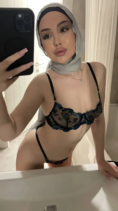 Slim Arab Woman Strips Out of Her Lingerie – photo 3 of 21