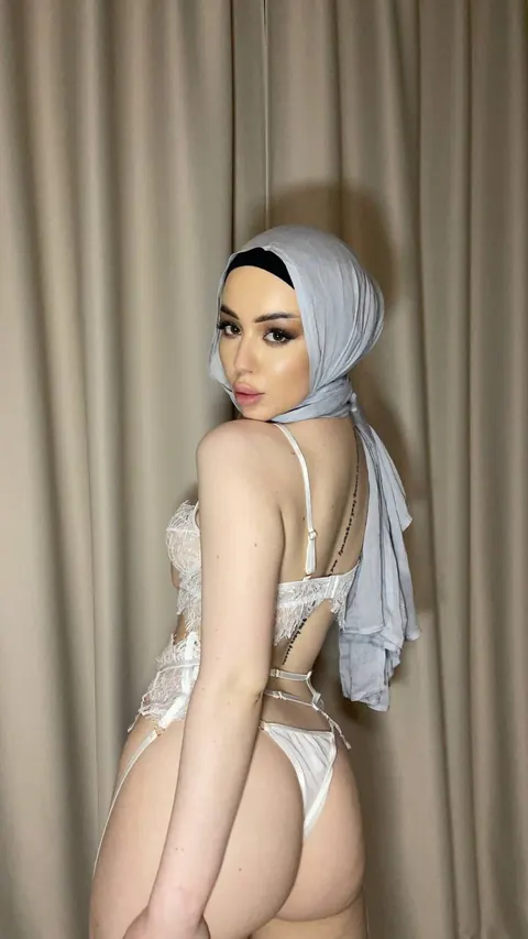 Skinny Arab Woman Undresses and Poses Nude – photo 12 of 12