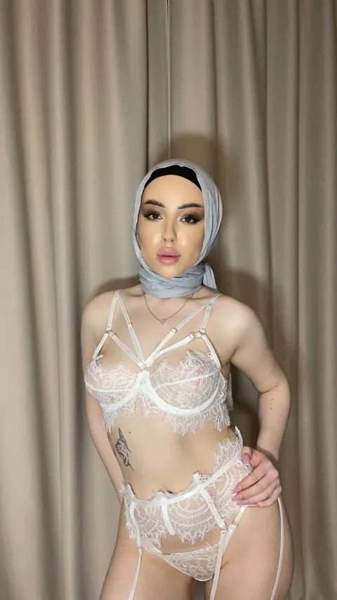 Skinny Arab Woman Undresses and Poses Nude – photo 11 of 12