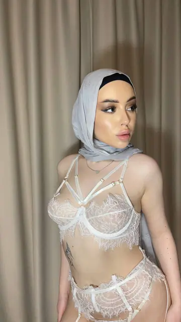 Skinny Arab Woman Undresses and Poses Nude