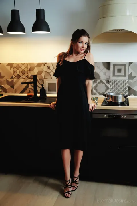 Slim Brunette in Heels Strips Off Her Skirt in the Kitchen and Spreads – photo 1 of 16