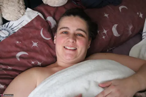Mature BBW with Big Tits Poses Nude in the Bedroom – photo 11 of 16