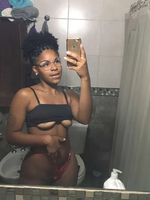 Ebony Latina Brunette Poses for the Camera – photo 10 of 20