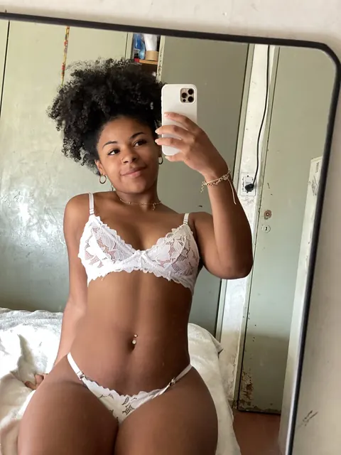 Ebony Latina Brunette Poses for the Camera – photo 6 of 20