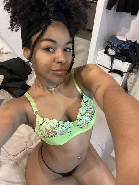 Ebony Latina Brunette Poses for the Camera – photo 9 of 20