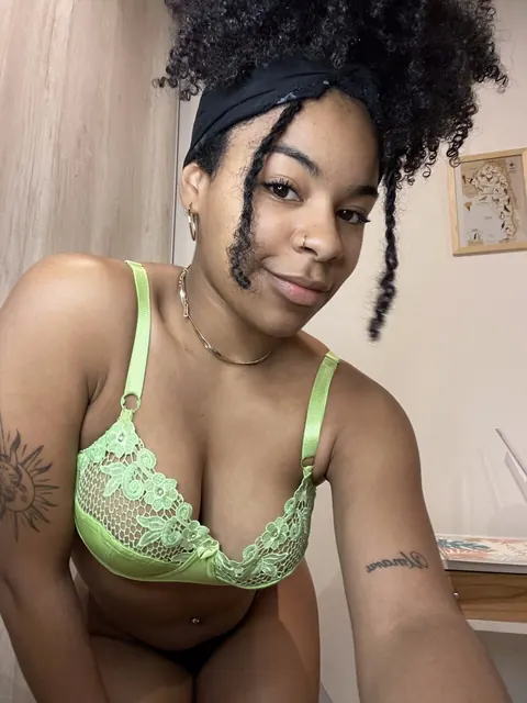 Ebony Latina Brunette Poses for the Camera – photo 11 of 20