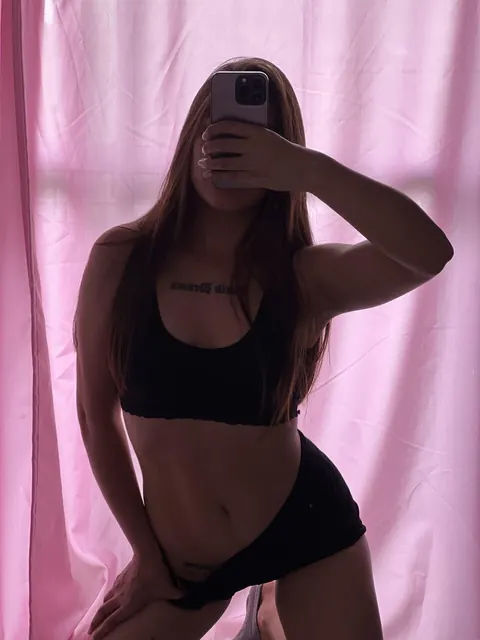 Skinny Brunette Snaps a Selfie in Her Panties – photo 1 of 11