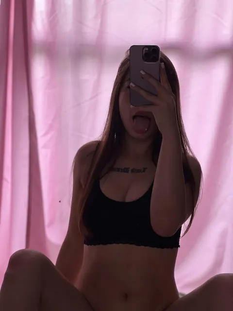 Skinny Brunette Snaps a Selfie in Her Panties – photo 6 of 11