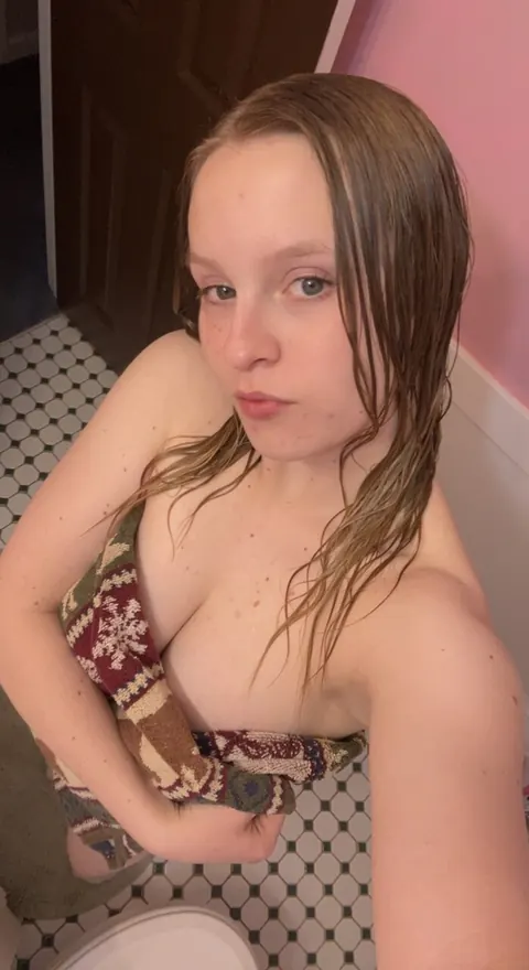 Woman with Big Natural Tits Strips and Poses Nude – photo 8 of 10