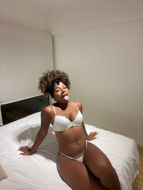 Ebony Latina Brunette Poses Naked Showing Her Body – photo 17 of 20