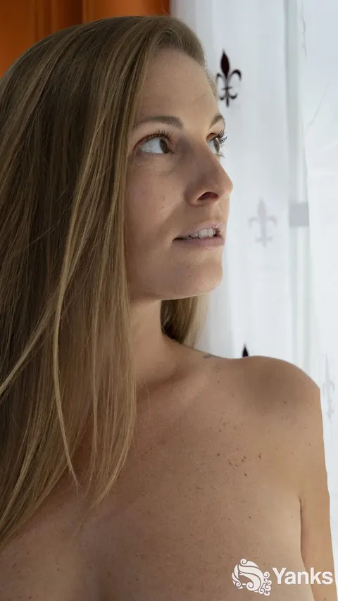 Annie King: Tall Blonde MILF with Big Natural Tits Uses a Dildo – photo 20 of 21