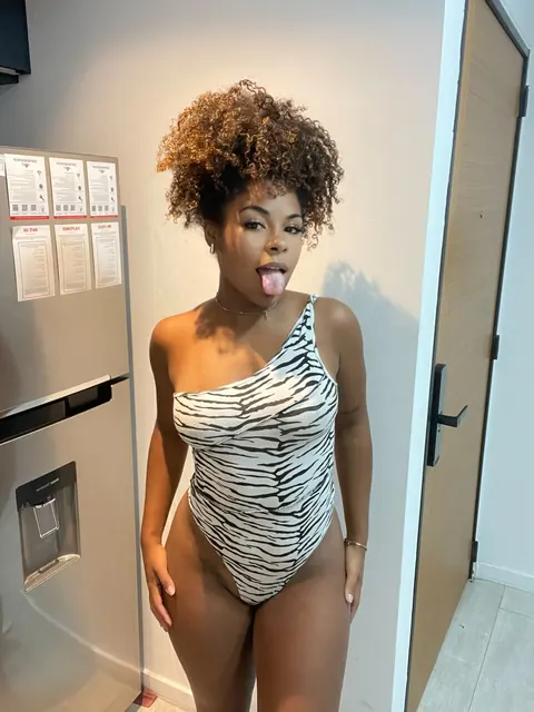 Thick Ebony Brunette Poses Nude and Shows Her Big Ass – photo 2 of 20