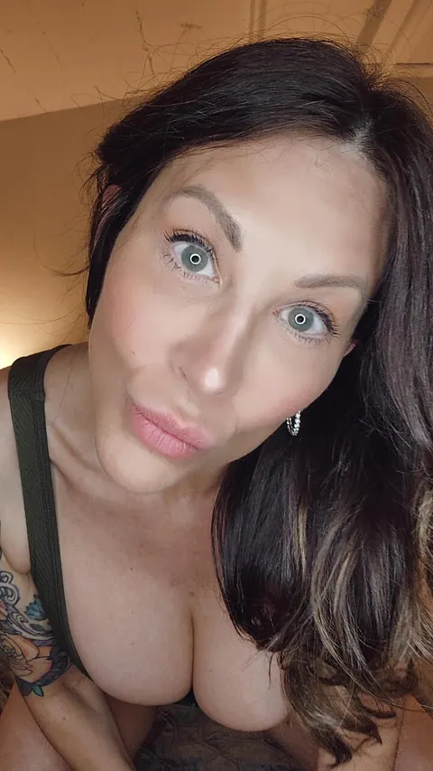 Curvy MILF Bares Her Big Natural Tits and Ass Nude – photo 5 of 10