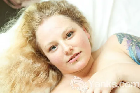 Lea Nights: Blonde BBW Masturbates with a Dildo Naked – photo 17 of 21