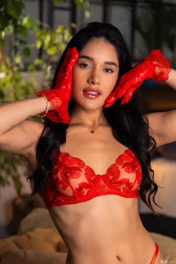 Carolina Guerrero – Colombian Brunette with Tattoo Kisses Her Female Lover