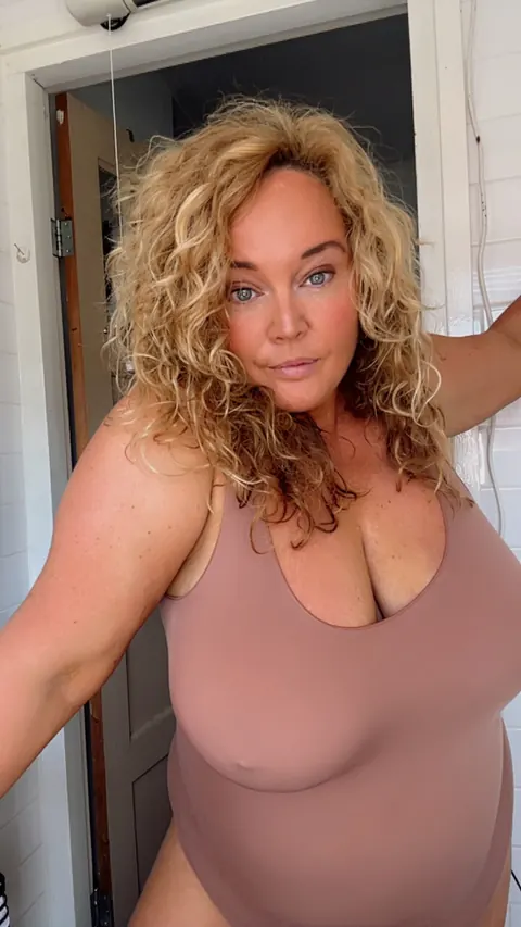 Dutch BBW with Big Tits Poses Nude in Heels – photo 6 of 11