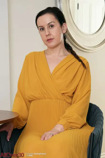 Kayleigh Davis – Curvy MILF Peels Off Her Lingerie and Spreads in Heels