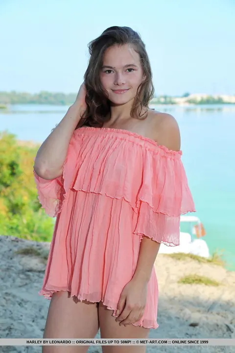 Slim Babe Strips Naked and Spreads on the Beach – photo 1 of 18