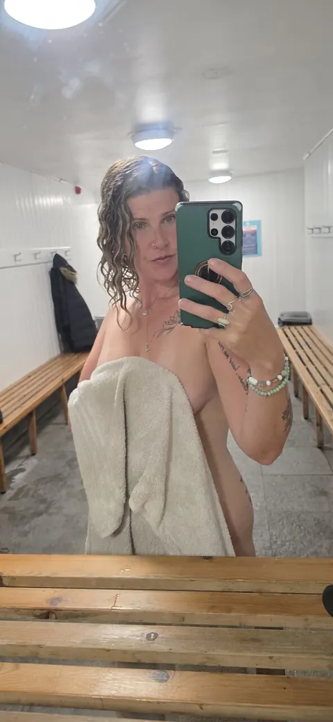 Curvy MILF Takes a Nude Selfie in the Bathroom – photo 4 of 10