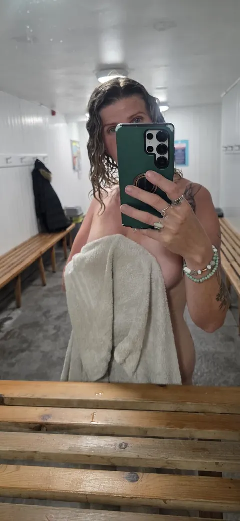 Curvy MILF Takes a Nude Selfie in the Bathroom – photo 6 of 10