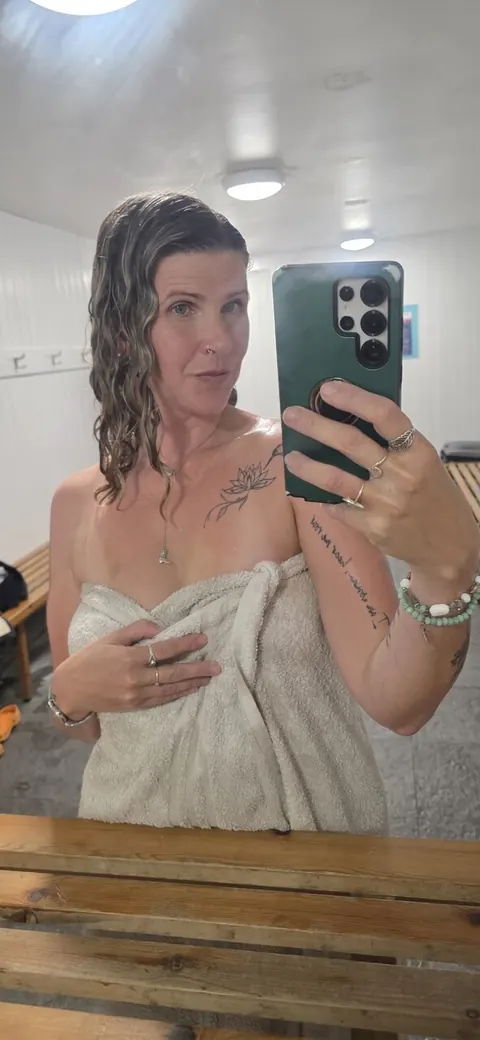 Curvy MILF Takes a Nude Selfie in the Bathroom – photo 10 of 10