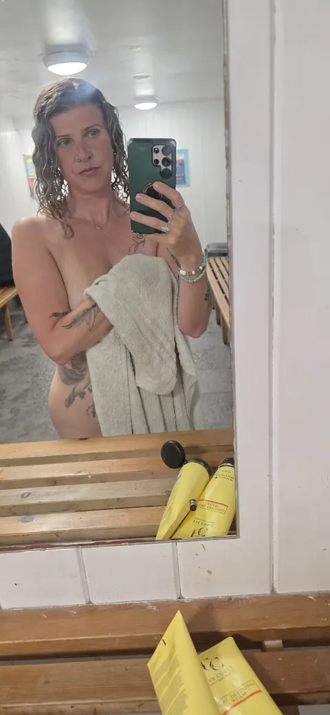 Curvy MILF Takes a Nude Selfie in the Bathroom – photo 1 of 10