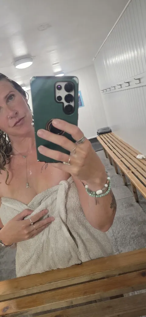Curvy MILF Takes a Nude Selfie in the Bathroom – photo 9 of 10