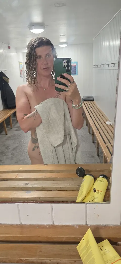 Curvy MILF Takes a Nude Selfie in the Bathroom – photo 2 of 10