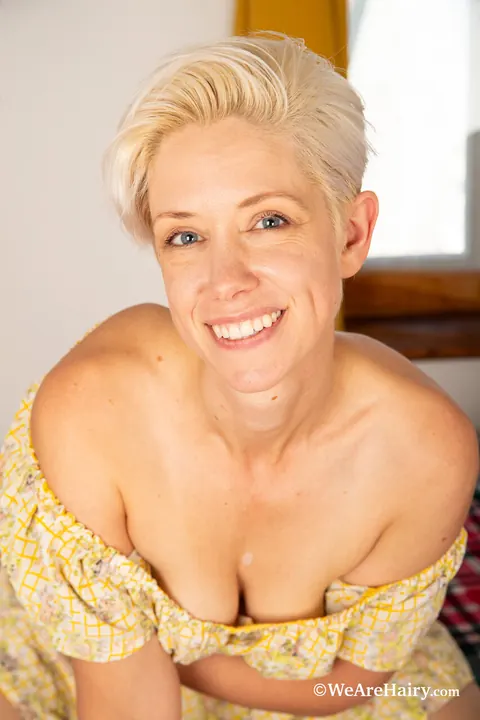 Mature Blonde MILF Shows Her Hairy Pussy Nude – photo 6 of 21