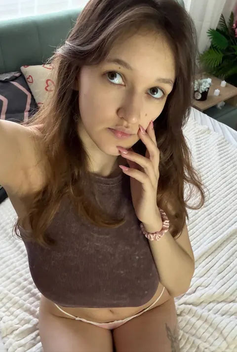 BBW Poses Fully Clothed and Shows Her Figure – photo 18 of 20