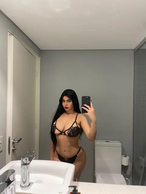 BBW with Big Tits Takes Lingerie Selfies on Her Phone – photo 15 of 20
